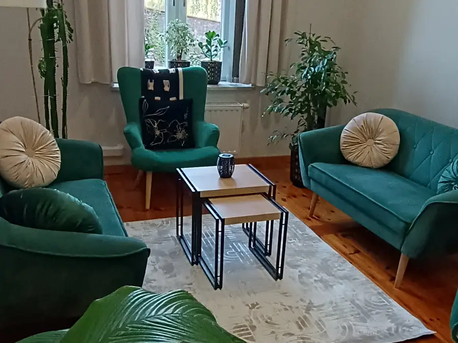 Gabinet z zielonymi sofami